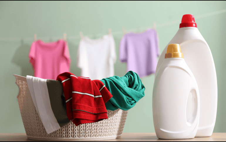 Los suavizantes están compuestos por una mezcla de sustancias químicas diseñadas para recubrir las fibras de la ropa. CANVA