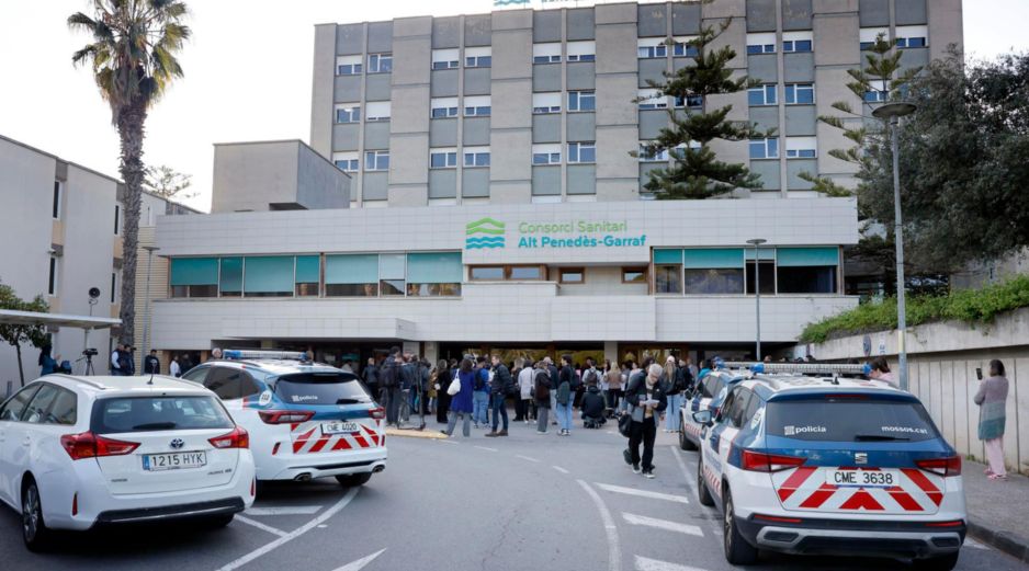 Numerosos periodistas y curiosos esperan a las puertas del Hospital Residencia Sant Camil, en Sant Pere de Ribes (Barcelona), el desenlace de la eutanasia de Noelia Castillo, la joven de Barcelona de 25 años. EFE/Andreu Dalmau