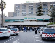 Numerosos periodistas y curiosos esperaron en las puertas del Hospital Residencia Sant Camil, en Sant Pere de Ribes, Barcelona, el desenlace de la eutanasia de Noelia Castillo, la joven de Barcelona de 25 años. EFE/Andreu Dalmau