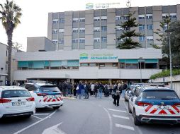Numerosos periodistas y curiosos esperaron en las puertas del Hospital Residencia Sant Camil, en Sant Pere de Ribes, Barcelona, el desenlace de la eutanasia de Noelia Castillo, la joven de Barcelona de 25 años. EFE/Andreu Dalmau