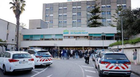Numerosos periodistas y curiosos esperaron en las puertas del Hospital Residencia Sant Camil, en Sant Pere de Ribes, Barcelona, el desenlace de la eutanasia de Noelia Castillo, la joven de Barcelona de 25 años. EFE/Andreu Dalmau