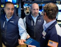 Corredores bursátiles en la Bolsa de Valores de Nueva York el 25 de marzo del  2026. (AP foto/Seth Wenig)