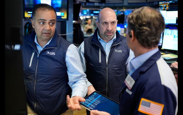 Corredores bursátiles en la Bolsa de Valores de Nueva York el 25 de marzo del  2026. (AP foto/Seth Wenig)
