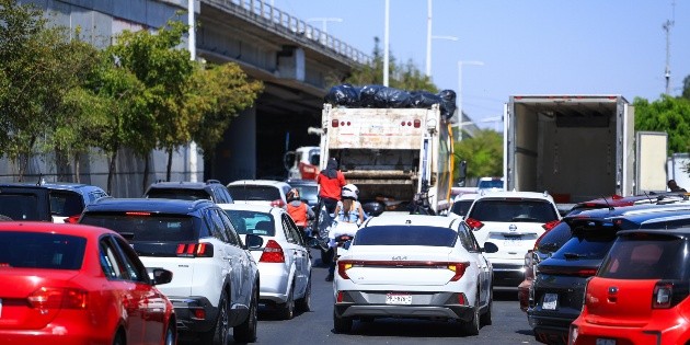 Obras de reencarpetamiento provocan caos vial en Perif&eacute;rico y Vallarta