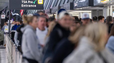Pasajeros hacen fila para ser inspeccionados por agentes de la Administración de Seguridad del Transporte (TSA) en el Aeropuerto Internacional de Dulles, en Dulles, Virginia. EFE/S. Thew