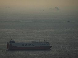 Embarcaciones de carga navegan por el golfo Pérsico hacia el estrecho de Ormuz en Emiratos Árabes Unidos. AP/ARCHIVO