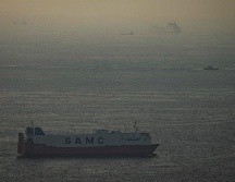 Embarcaciones de carga navegan por el golfo Pérsico hacia el estrecho de Ormuz en Emiratos Árabes Unidos. AP/ARCHIVO