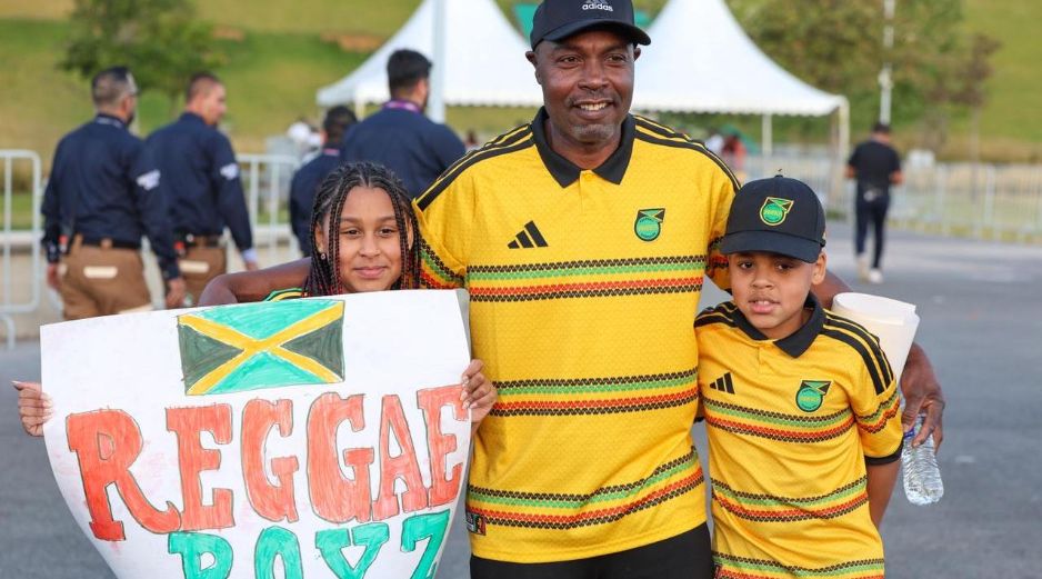 Rick y su familia recorrieron miles de kilómetros para alentar a Jamaica en Guadalajara, confiados en su camino hacia el Mundial. EL INFORMADOR/ A. NAVARRO.