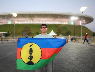 Dante decidió conseguir su bandera, convirtiéndose en uno de los pocos aficionados mexicanos que respaldan al equipo más humilde del repechaje. EL INFORMADOR/ A. NAVARRO.