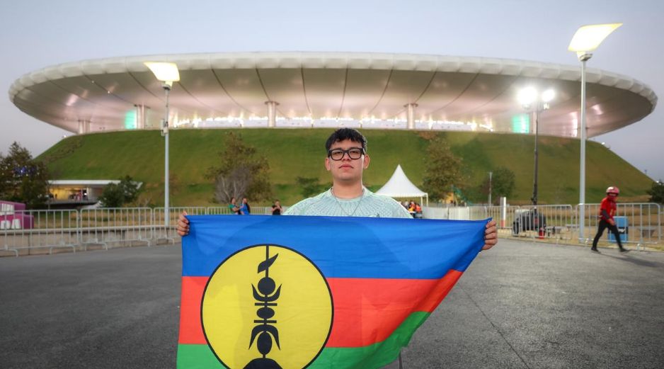 Dante decidió conseguir su bandera, convirtiéndose en uno de los pocos aficionados mexicanos que respaldan al equipo más humilde del repechaje. EL INFORMADOR/ A. NAVARRO.