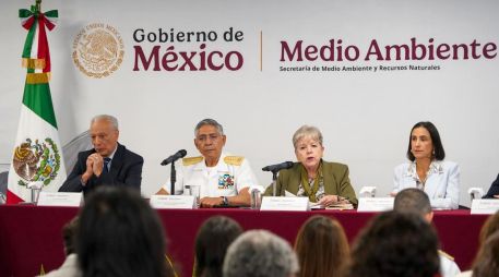 La Secretaria de Medio Ambiente y Recursos Naturales, Alicia Bárcena (2-d), el secretario de Marina, Raymundo Pedro Morales (2-i), el director de Pemex, Víctor Rodríguez (i) y la Secretaria de Energía, Luz Elena González (d), hablan durante una rueda de prensa este jueves. EFE/Medio Ambiente y Recursos Naturales