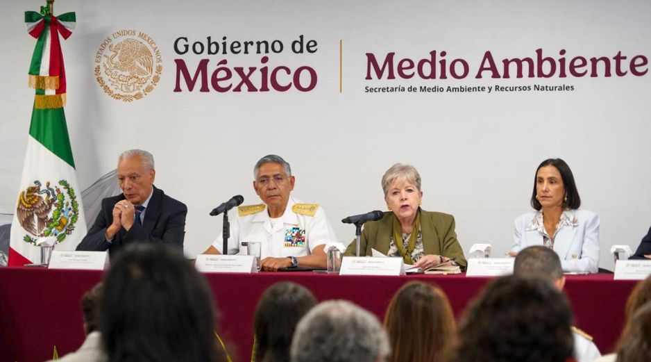 La Secretaria de Medio Ambiente y Recursos Naturales, Alicia Bárcena (2-d), el secretario de Marina, Raymundo Pedro Morales (2-i), el director de Pemex, Víctor Rodríguez (i) y la Secretaria de Energía, Luz Elena González (d), hablan durante una rueda de prensa este jueves. EFE/Medio Ambiente y Recursos Naturales