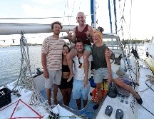 Fotografía del 20 de marzo de 2026 que muestra un grupo de activistas a punto de zarpar con ayuda humanitaria en las embarcaciones “Friend Ship” y “Tiger Moth”. EFE/A. Cupul