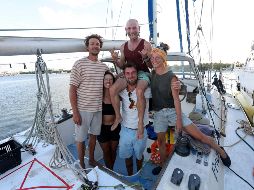 Fotografía del 20 de marzo de 2026 que muestra un grupo de activistas a punto de zarpar con ayuda humanitaria en las embarcaciones “Friend Ship” y “Tiger Moth”. EFE/A. Cupul