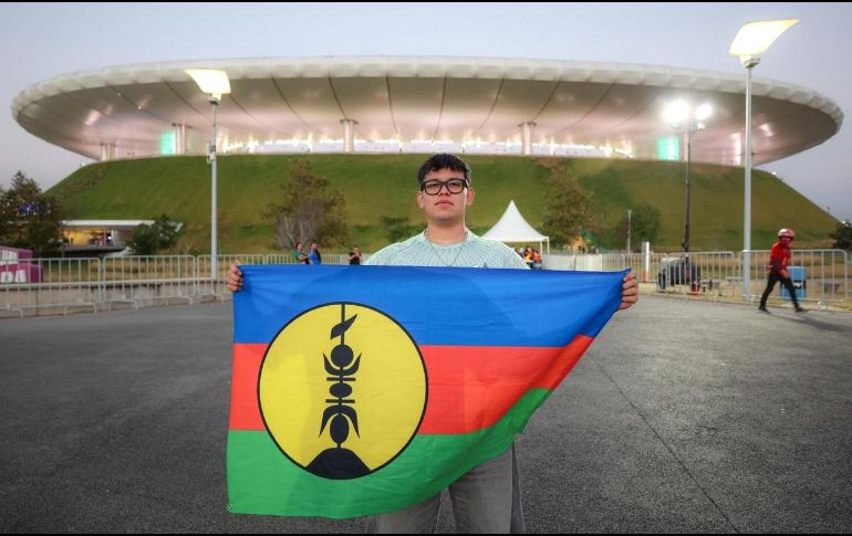 Dante decidió conseguir su bandera, convirtiéndose en uno de los pocos aficionados mexicanos que respaldan al equipo más humilde del repechaje. EL INFORMADOR/ A. NAVARRO.