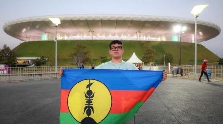 Dante decidió conseguir su bandera, convirtiéndose en uno de los pocos aficionados mexicanos que respaldan al equipo más humilde del repechaje. EL INFORMADOR/ A. NAVARRO.