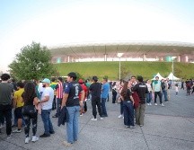 Conforme se acercaba la hora de inicio del partido, la zona cercana al inmueble comenzó a saturarse y se complicó la circulación. EL INFORMADOR/A. Navarro