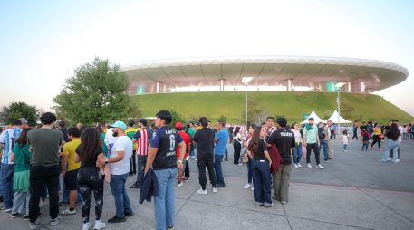 Conforme se acercaba la hora de inicio del partido, la zona cercana al inmueble comenzó a saturarse y se complicó la circulación. EL INFORMADOR/A. Navarro