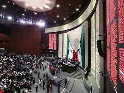 Se espera que los diputados pasen la minuta del Plan B emitida por el Senado por comisiones el próximo 7 de abril y que se discuta en el pleno el día siguiente. AFP