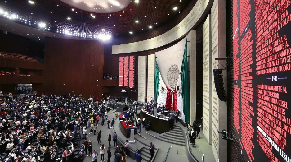 Se espera que los diputados pasen la minuta del Plan B emitida por el Senado por comisiones el próximo 7 de abril y que se discuta en el pleno el día siguiente. AFP