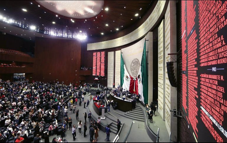 Se espera que los diputados pasen la minuta del Plan B emitida por el Senado por comisiones el próximo 7 de abril y que se discuta en el pleno el día siguiente. AFP