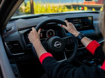 El nuevo Nissan V-Drive 2026 ya se encuentra disponible en los concesionarios del país en cinco colores distintos: blanco, blanco perlado, plata, negro y rojo. Unsplash