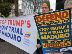 Diversas personas protestaron y mostraron su apoyo hacia Nicolás Maduro en las afueras del juzgado en el que tuvo su audiencia. EFE