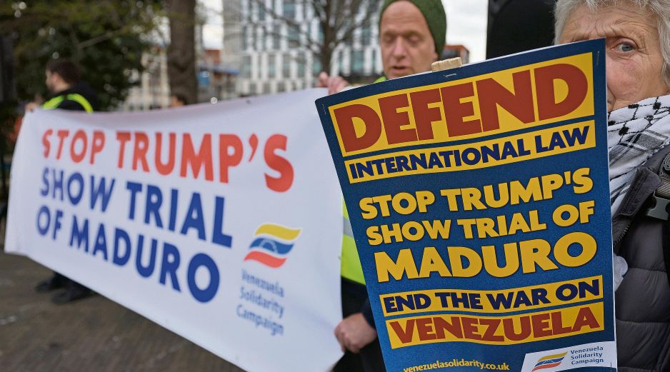 Diversas personas protestaron y mostraron su apoyo hacia Nicolás Maduro en las afueras del juzgado en el que tuvo su audiencia. EFE