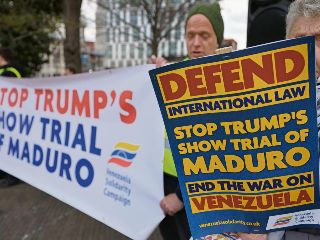 Diversas personas protestaron y mostraron su apoyo hacia Nicolás Maduro en las afueras del juzgado en el que tuvo su audiencia. EFE