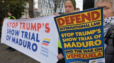 Diversas personas protestaron y mostraron su apoyo hacia Nicolás Maduro en las afueras del juzgado en el que tuvo su audiencia. EFE