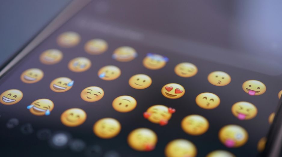 Para utilizar estos emojis es necesario actualizar tu dispositivo a iOS 26.4, una versión gratuita compatible desde el iPhone 12 en adelante. Unsplash