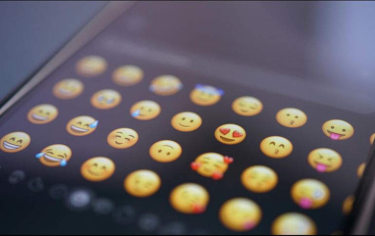 Para utilizar estos emojis es necesario actualizar tu dispositivo a iOS 26.4, una versión gratuita compatible desde el iPhone 12 en adelante. Unsplash
