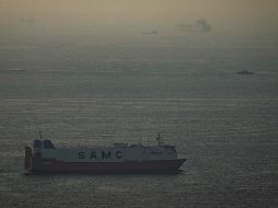 Embarcaciones de carga navegan por el golfo Pérsico hacia el estrecho de Ormuz en Emiratos Árabes Unidos. AP