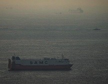 Embarcaciones de carga navegan por el golfo Pérsico hacia el estrecho de Ormuz en Emiratos Árabes Unidos. AP