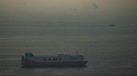 Embarcaciones de carga navegan por el golfo Pérsico hacia el estrecho de Ormuz en Emiratos Árabes Unidos. AP