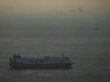 Embarcaciones de carga navegan por el golfo Pérsico hacia el estrecho de Ormuz en Emiratos Árabes Unidos. AP