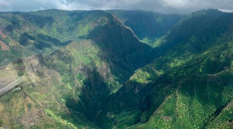 Tan solo en julio de 2024, un helicóptero turístico se estrelló en la isla hawaiana de Kauai; el piloto y dos pasajeros fallecieron. AP/M. Dale