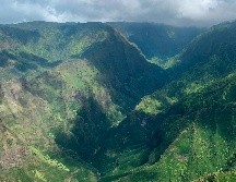 Tan solo en julio de 2024, un helicóptero turístico se estrelló en la isla hawaiana de Kauai; el piloto y dos pasajeros fallecieron. AP/M. Dale