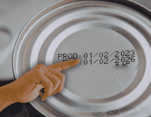 Para los consumidores, es importante diferenciar entre 2 indicadores en los productos: fecha de caducidad y consumo preferente. ESPECIAL / CANVA