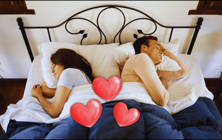 Los resultados revelaron que el 42% de las parejas duermen dándose la espalda, el 34% mantiene algún tipo de contacto físico y el 31% duerme toda la noche en el mismo lado. ESPECIAL / CANVA
