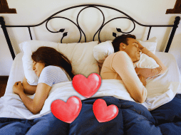 Los resultados revelaron que el 42% de las parejas duermen dándose la espalda, el 34% mantiene algún tipo de contacto físico y el 31% duerme toda la noche en el mismo lado. ESPECIAL / CANVA