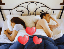 Los resultados revelaron que el 42% de las parejas duermen dándose la espalda, el 34% mantiene algún tipo de contacto físico y el 31% duerme toda la noche en el mismo lado. ESPECIAL / CANVA