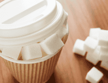 El consumo frecuente de bebidas azucaradas, por ejemplo, incrementa la producción de triglicéridos en el hígado, lo que favorece la inflamación y, con el tiempo, puede evolucionar hacia daños más severos como fibrosis o cirrosis.CANVA