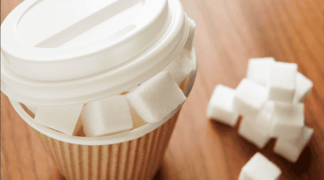 El consumo frecuente de bebidas azucaradas, por ejemplo, incrementa la producción de triglicéridos en el hígado, lo que favorece la inflamación y, con el tiempo, puede evolucionar hacia daños más severos como fibrosis o cirrosis.CANVA