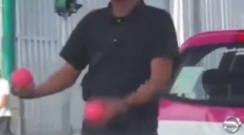 Malabarista sorprenden con un gallo en la cabeza y se hace viral | VIDEO