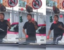 La escena de un joven haciendo malabares con un gallo sobre su cabeza se volvió tendencia. CAPTURA DE PANTALLA/X/@MarthaIBerraA/ESPECIAL