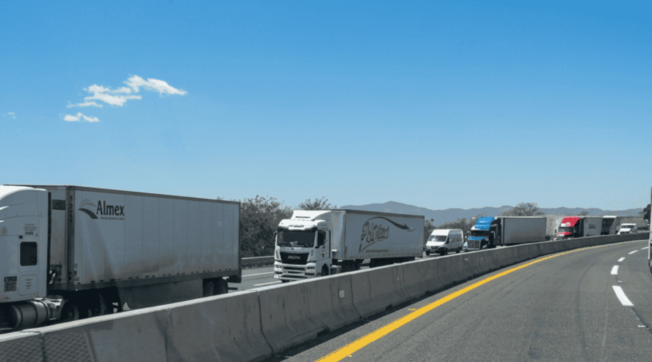 En redes sociales los automovilistas informaron que la fila de automóviles alcanzó los 15 kilómetros desde donde ocurrió el accidente en autopista Puerto Vallarta-Guadalajara. ESPECIAL