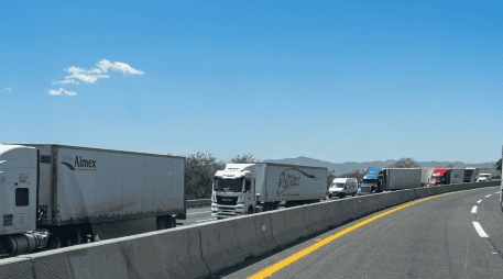 En redes sociales los automovilistas informaron que la fila de automóviles alcanzó los 15 kilómetros desde donde ocurrió el accidente en autopista Puerto Vallarta-Guadalajara. ESPECIAL