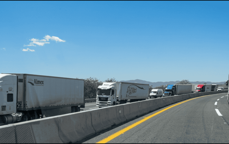 En redes sociales los automovilistas informaron que la fila de automóviles alcanzó los 15 kilómetros desde donde ocurrió el accidente en autopista Puerto Vallarta-Guadalajara. ESPECIAL