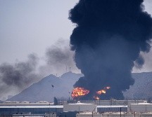 Una llamarada y una columna de humo se elevan tras el impacto de los restos de un dron iraní interceptado contra una instalación petrolera en Fujairah, Emiratos Árabes Unidos. AP/A. Qadri